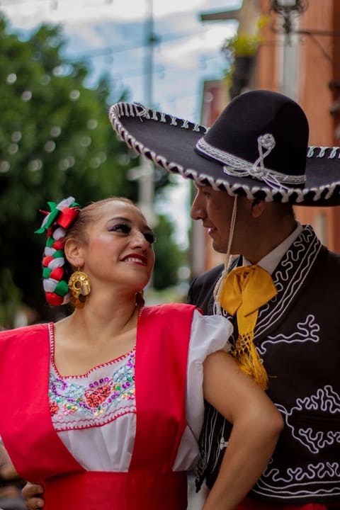 Pareja vestido con ropa tipica mexicana 