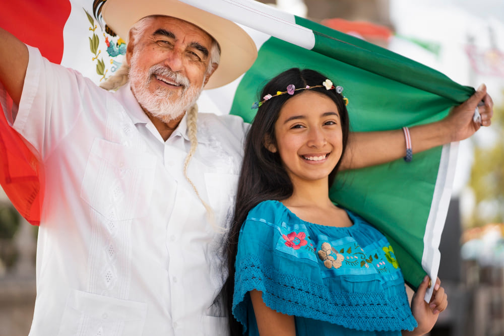 Familia sonriente con tiro medio de bandera mexicana